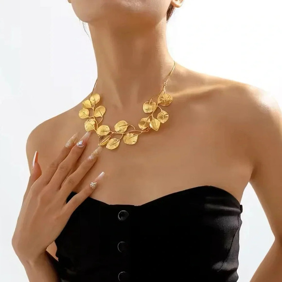 Zara Golden Leaf Vine Necklace - Picture 1 of 4